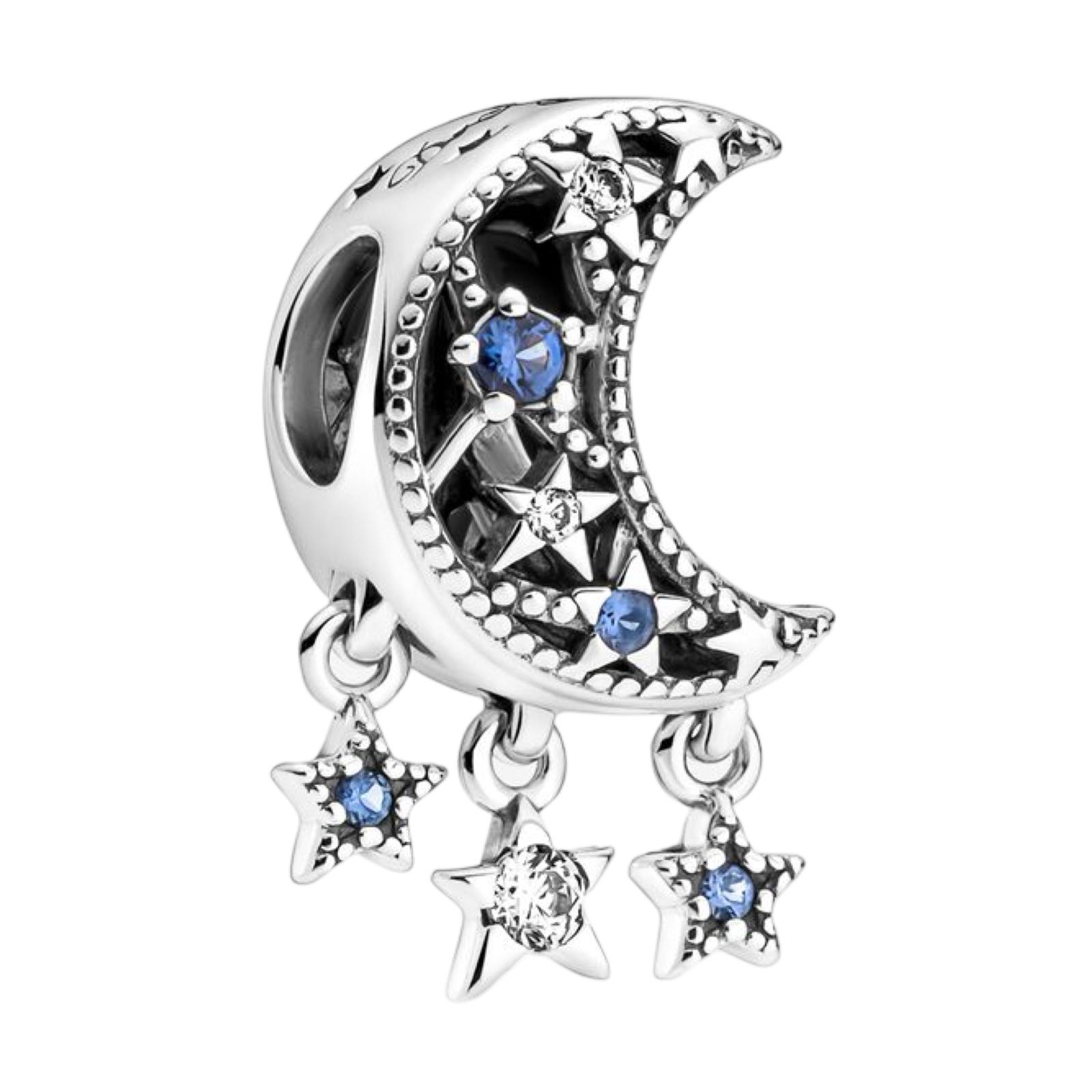 Voor en achterzijde product afbeelding van onze prachtige bead maan. Deze maan is gemaakt van 925 sterling zilver en ingelegd met blauwe en transparante zirkonia steentjes. Verder hangen er 3 hanggende sterren aan de maan.