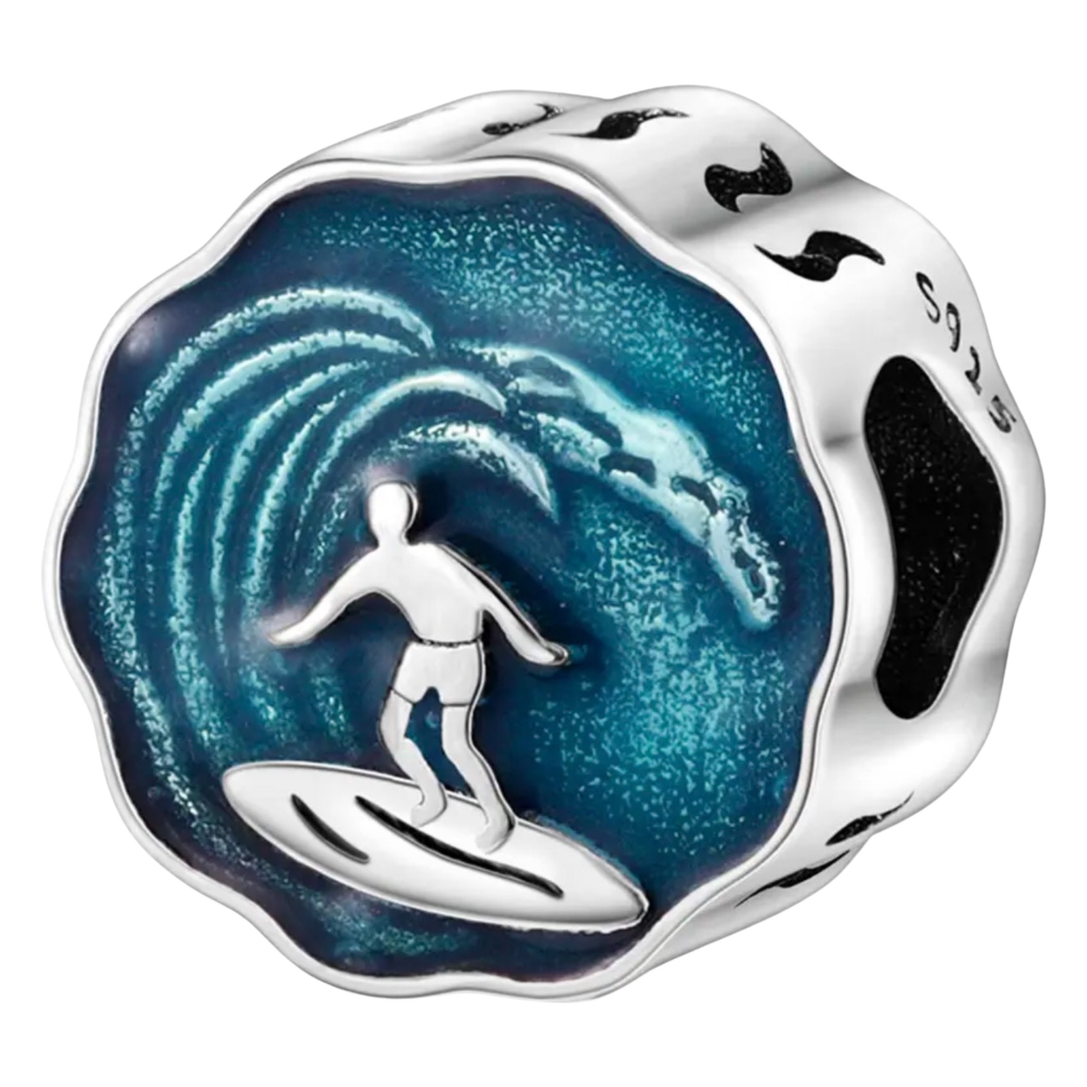 Product Afbeelding Voor en Achterzijde van onze prachtige nieuwe hobby en sport bedel. Deze bead is gegolft en heeft blauwe emaille met een grote golf en een surfer. De surfer staat op een surfbord en is gemaakt van 925 sterling zilver.