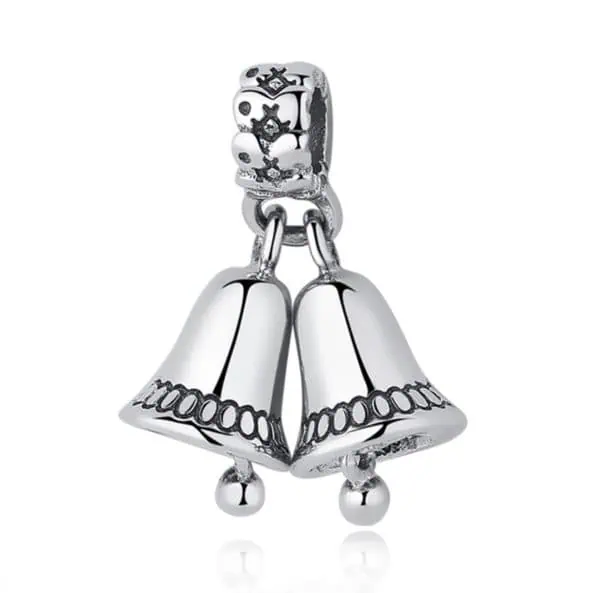 Product Afbeelding Voor en Achteraanzicht van onze prachtige kerst bedel. Deze lieve kerstklokken charm is gemaakt van 925 sterling zilver. Met echt ringeling. Ook is de kerstbedel charm gegraveerd met ijsvlokjes.