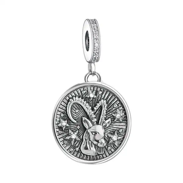 Product Afbeelding Vooraanzicht van onze prachtige steenbok charm uit de sterrenbeeld collectie. Deze lieve Horoscoop bedel rond is gemaakt van 925 sterling zilver met 3d steenbok bovenop de medaillon.