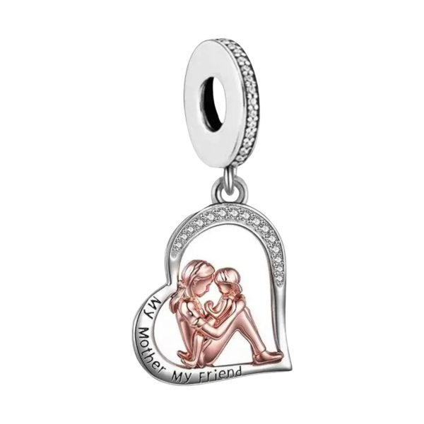 Product Afbeelding Vooraanzicht van onze prachtige open hart moeder en kind. Deze charm is gemaakt van 925 sterling zilver en rondom ingelegd met zirkonia. Moeder en kind hebben een laagje rose goud. Gravure my mother my friend.