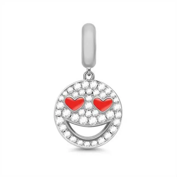 Product Afbeelding Vooraanzicht van onze super schattige smiley met rode hartjes van emaille. De bedel is volledig ingezet met zirkonia steentjes en 925 sterling zilver.