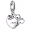 Product Afbeelding Vooraanzicht hartje infinity zusje. Mooie aanvulling van onze familie bedels. Hartje gegraveerd met zusje. Samen met een roze hart van zirkonia en infinity teken met zirkonia. Prachtige charm gemaakt van 925 sterling zilver.