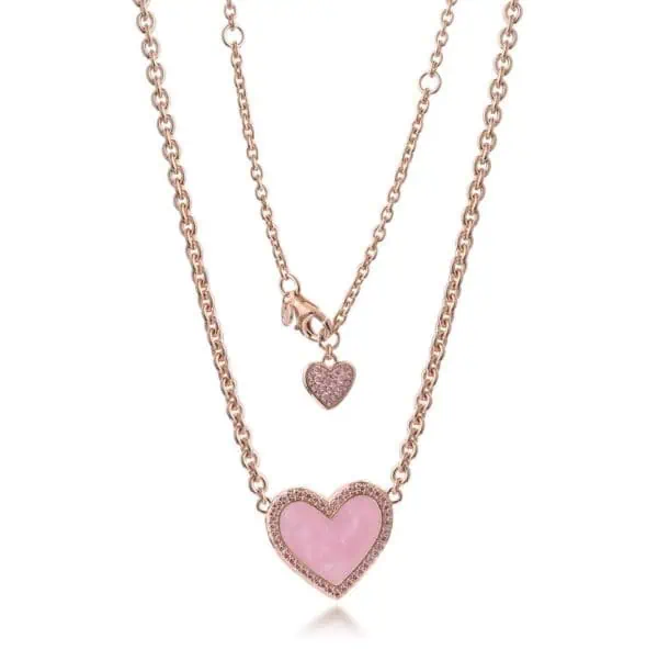 Product Afbeelding Vooraanzicht van onze prachtige pink mix ketting. Deze ketting heeft een groot roze hart met parelmoer roze. De pinky mix ketting is gemaakt van 925 sterling zilver met een laagje rose goud.