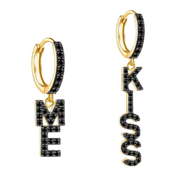 Product Afbeelding Vooraanzicht van onze nieuwe oorbellen kiss me. Deze oorringen zijn 925 sterling zilver met een laagje goud. De letters en ringen zijn ingezet met zwarte zirkonia.